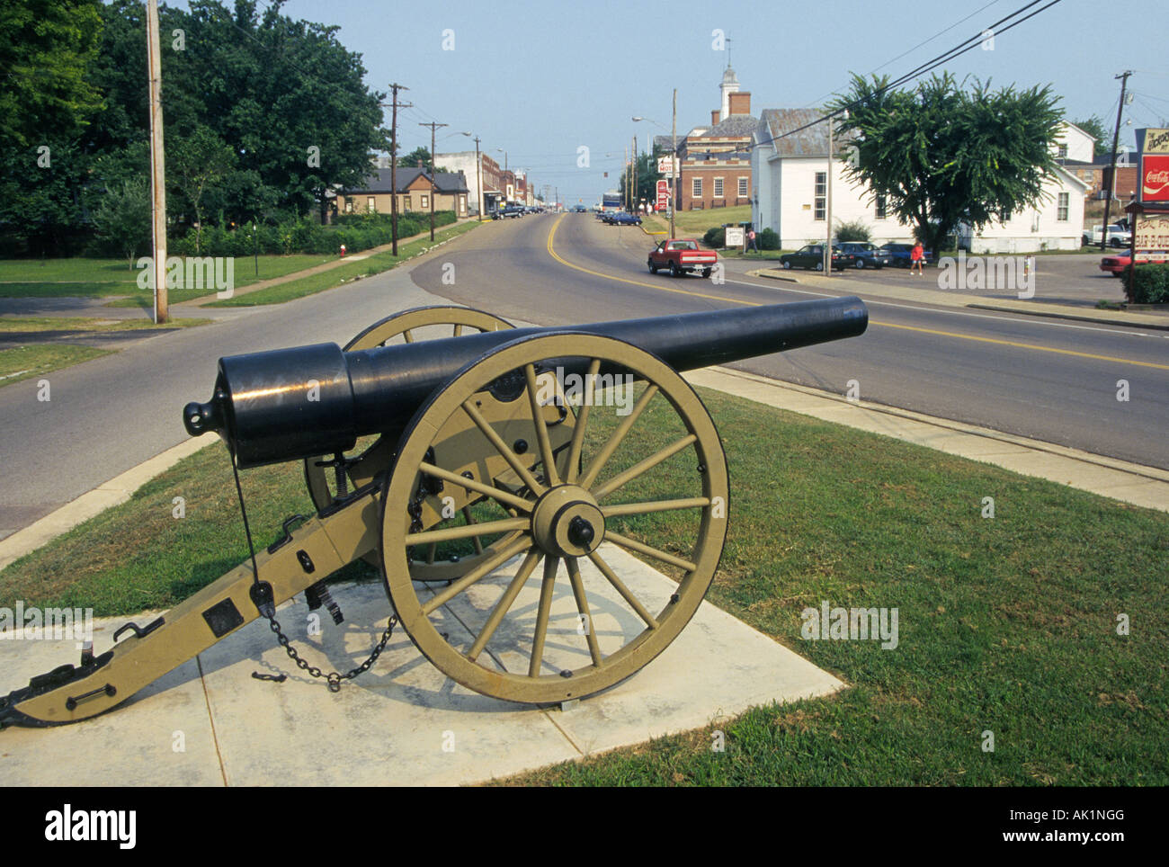 Une guerre civile monument avec canon sur la rue principale de Savannah Georgia près de Shilo National Military Park Banque D'Images