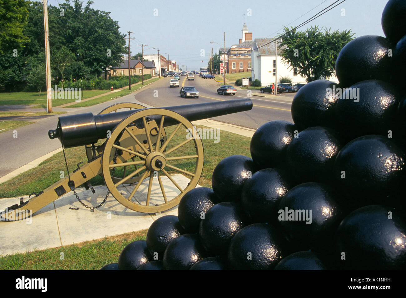 Une guerre civile monument avec canon sur la rue principale de Savannah Georgia près de Shilo National Military Park Tennes Banque D'Images