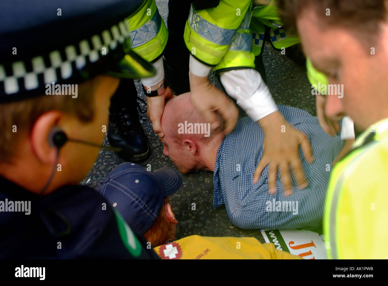 Deux manifestants sont arrêtés par la police métropolitaine, à l'extérieur de Downing Street. Copyright Terence Bunch Banque D'Images