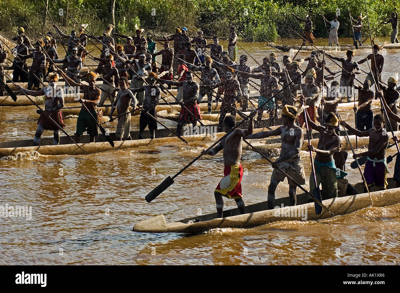 Cérémonie de la guerre en canoë, Asmat Irian Jaya en Indonésie. Banque D'Images