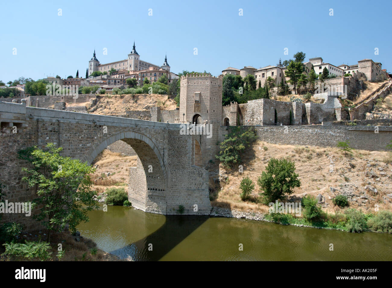 La Puerta de Andalucia sur un pont sur le Tage avec l'Alcazar derrière, Tolède, Castille la Manche, Espagne Banque D'Images