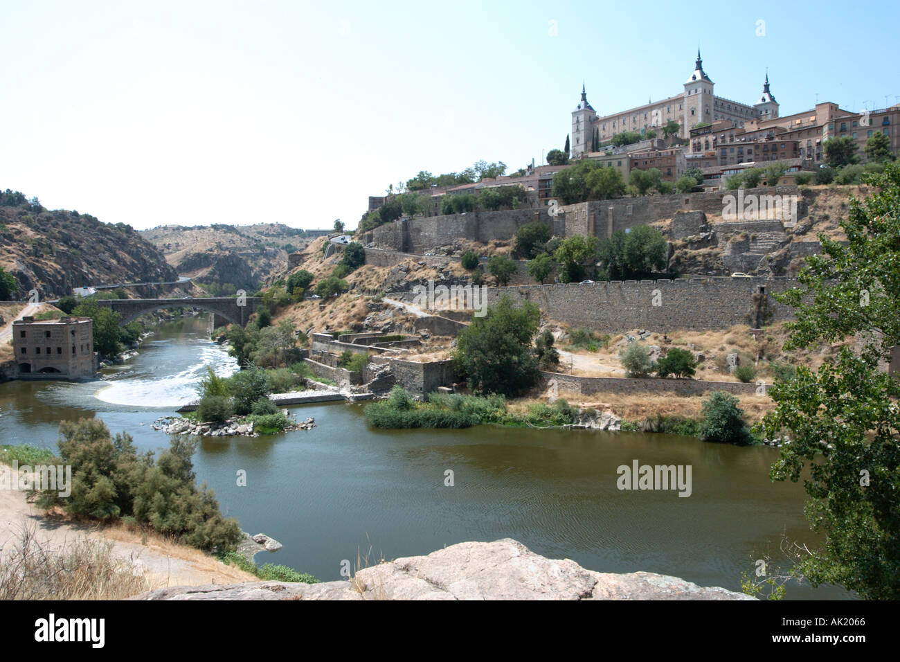 Vue sur le Tage, à l'Alcazar sur la colline vers la droite, Tolède, Castille la Manche, Espagne Banque D'Images