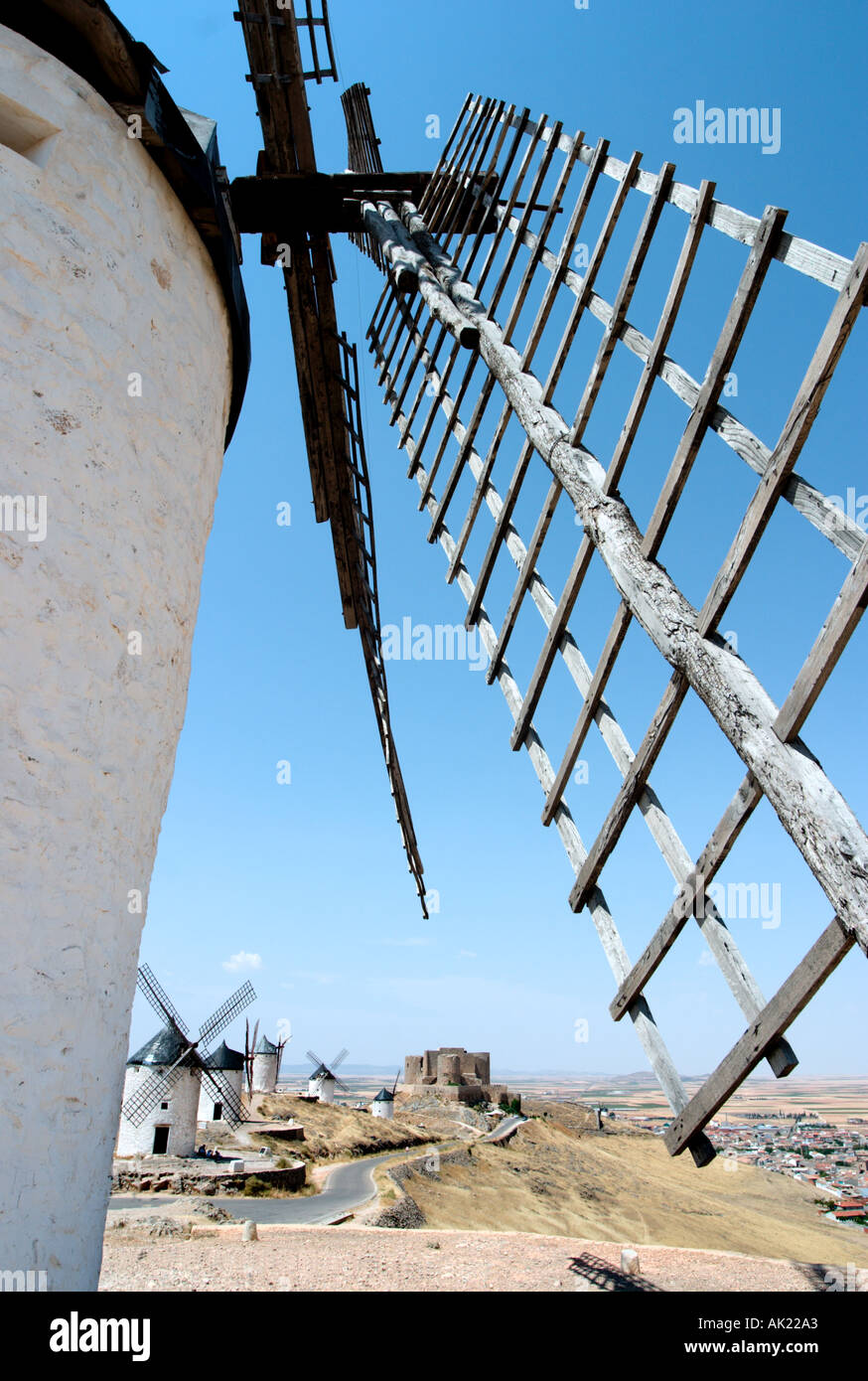 Don Quichotte les moulins à vent. Célèbres moulins à vent à Consuegra, Castilla-La-Mancha, Espagne - réglage pour le Roman El ingenioso hidalgo Don Quichotte de la Manche Banque D'Images