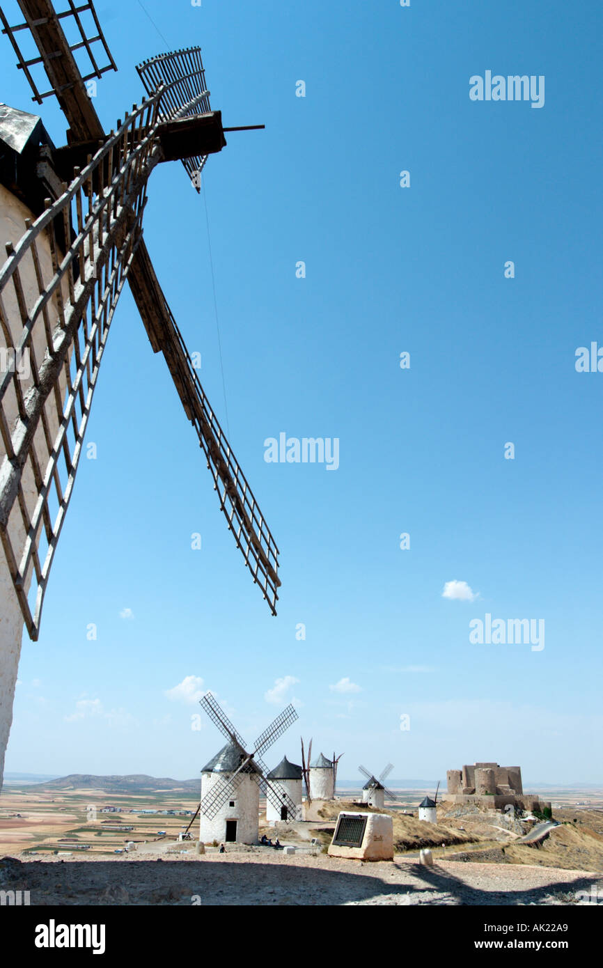 Don Quichotte les moulins à vent. Célèbres moulins à vent à Consuegra, Castilla-La-Mancha, Espagne - réglage pour le Roman El ingenioso hidalgo Don Quichotte de la Manche Banque D'Images