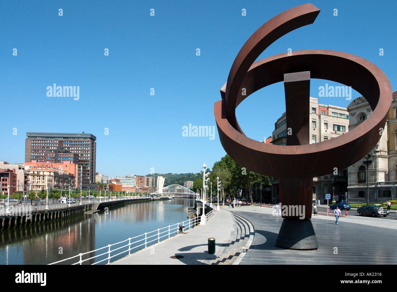 Sculpture sur la rive près de la Puente de Ayuntamiento, Bilbao, Pays Basque, Espagne Banque D'Images