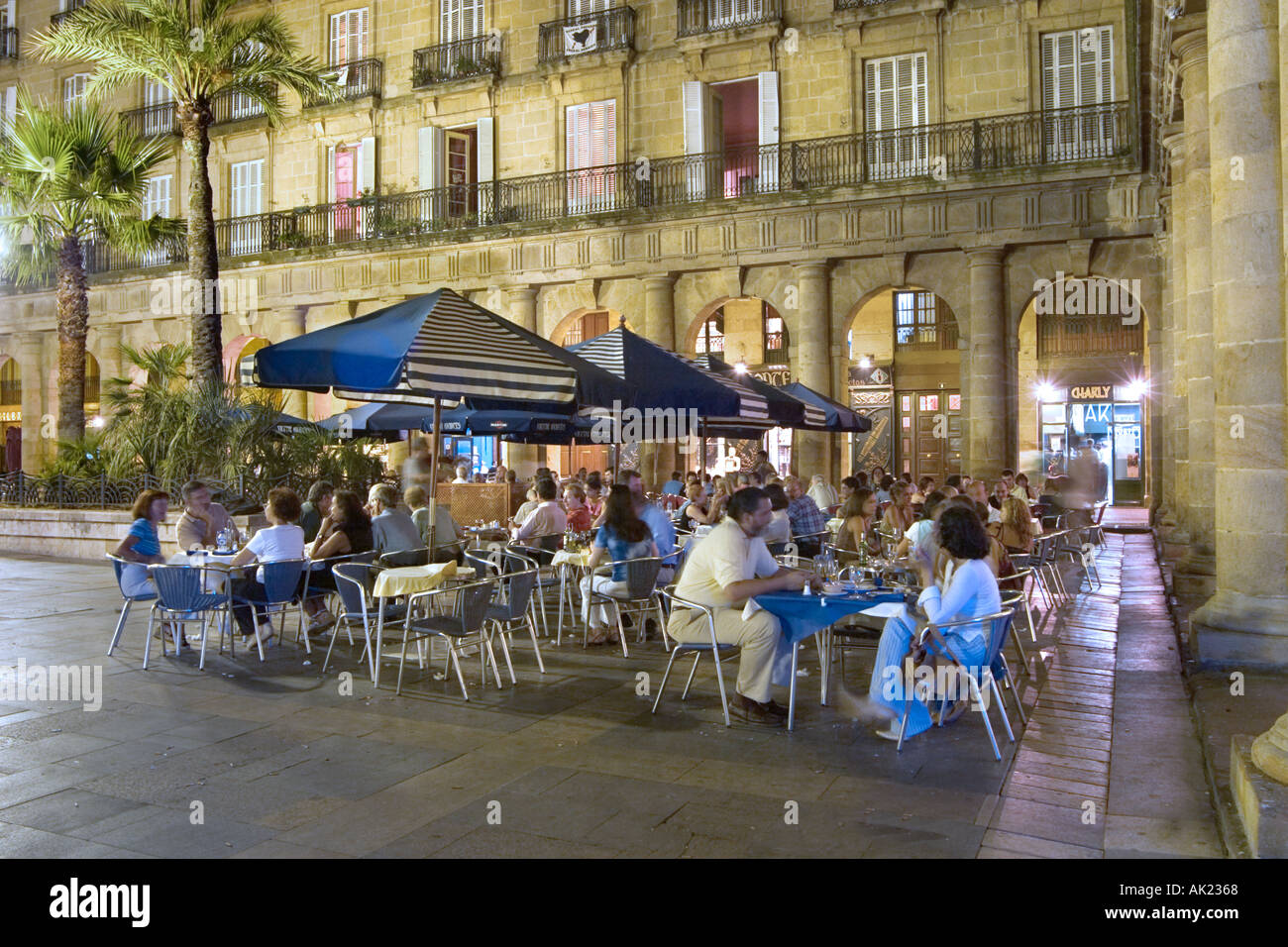 Café de la rue la nuit, Plaza Nueva, Bilbao, Pays Basque, Espagne Banque D'Images