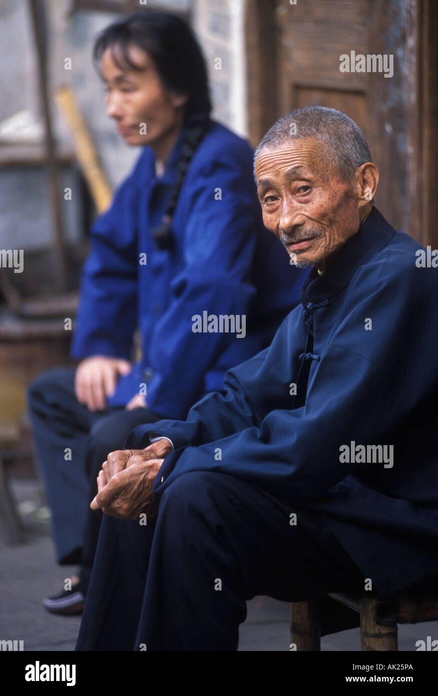 Bleu traditionnel chinois veste de travail homme senior deux hommes qui les portent. 2001 ville de Yiwu, province du Zhejiang Chine des années 2000 HOMER SYKES Banque D'Images