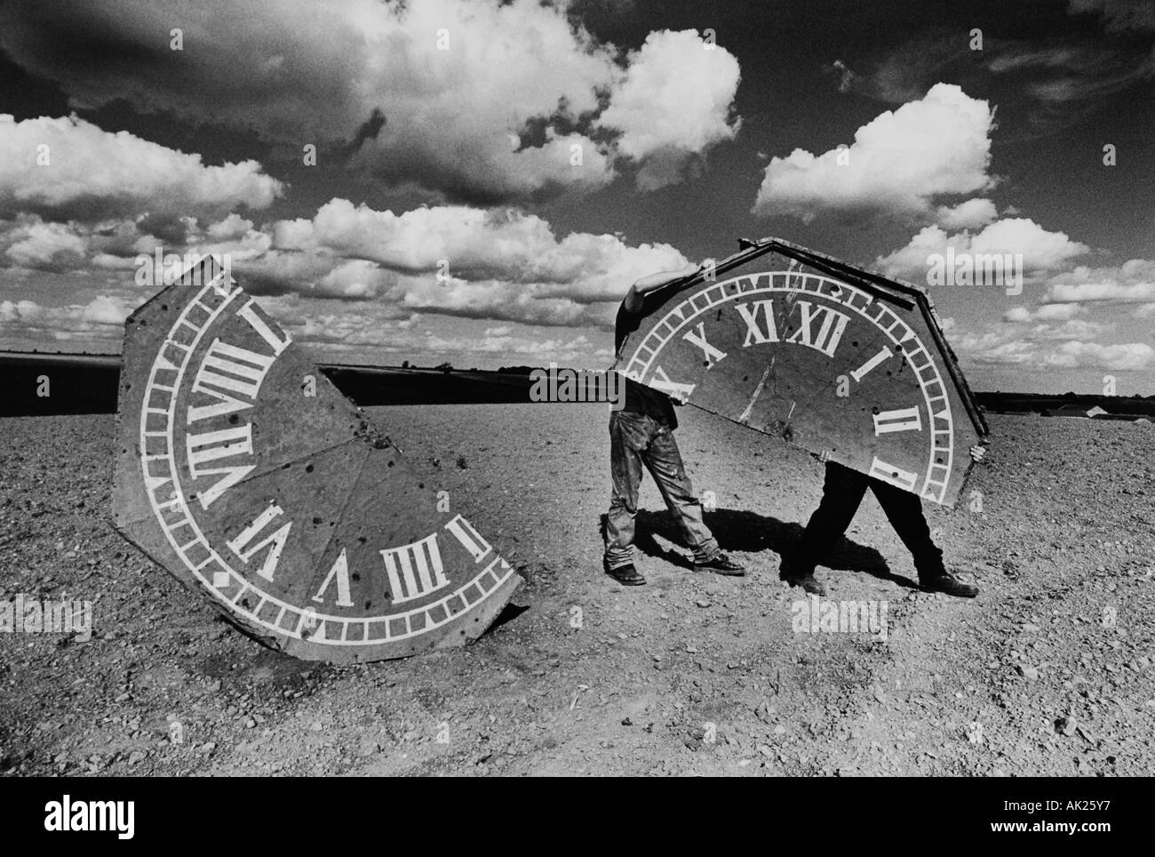 Les forgerons porteurs d'une vieille horloge loin pour rennovation UK Broughton Banque D'Images