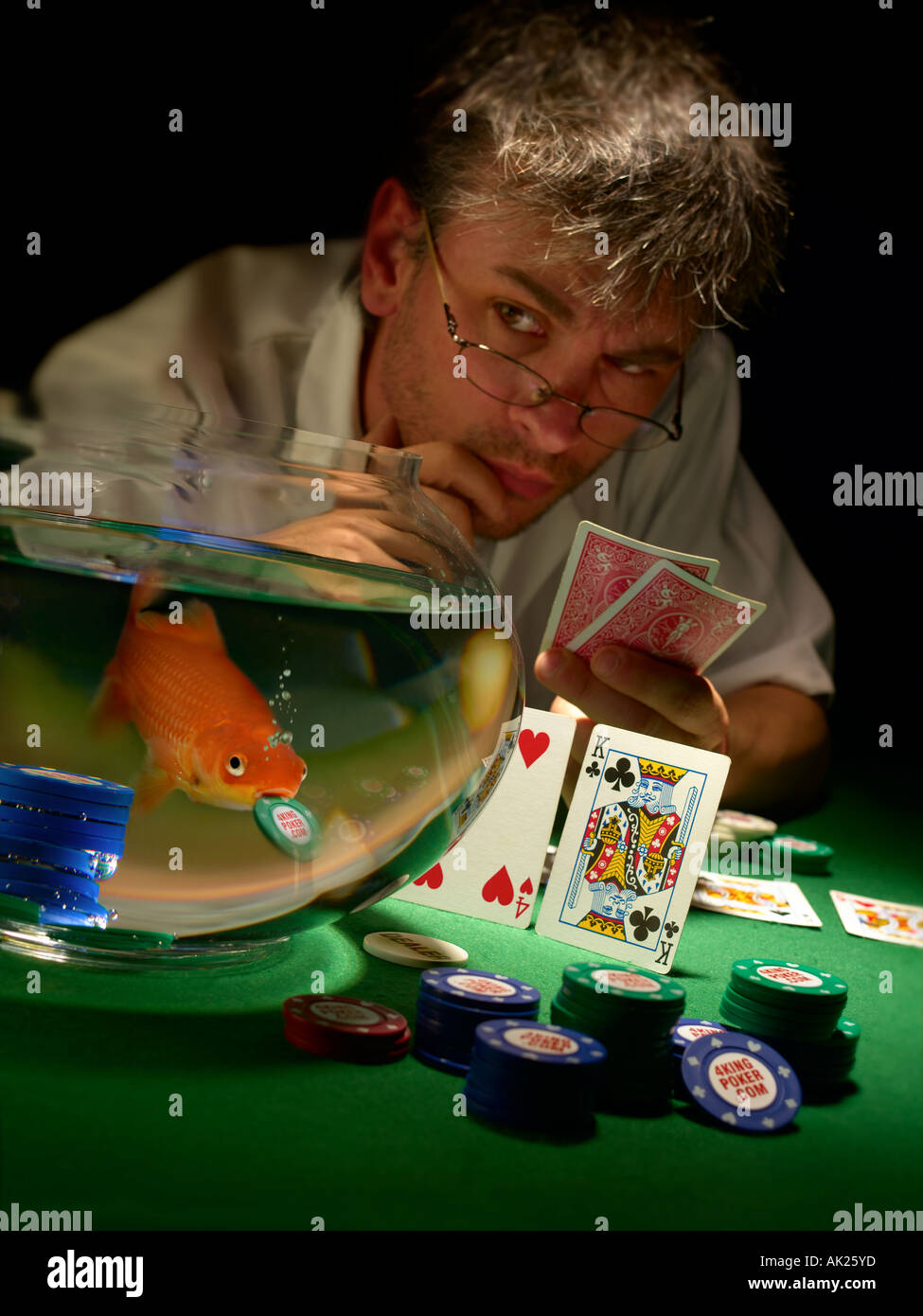 Goldfish jouer au poker Banque D'Images