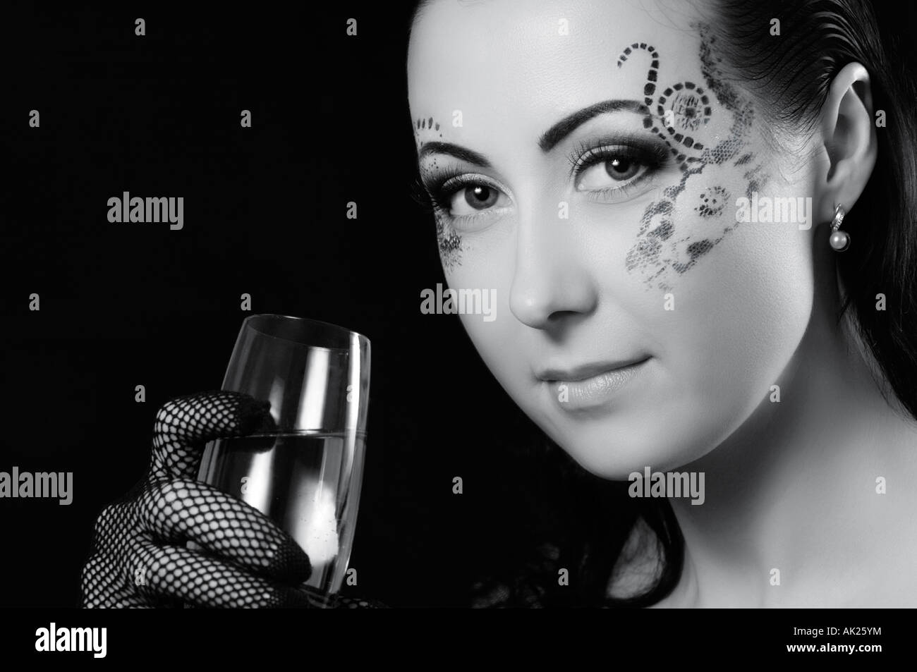 L'expression romantique belle femme avec un verre de vin Banque D'Images