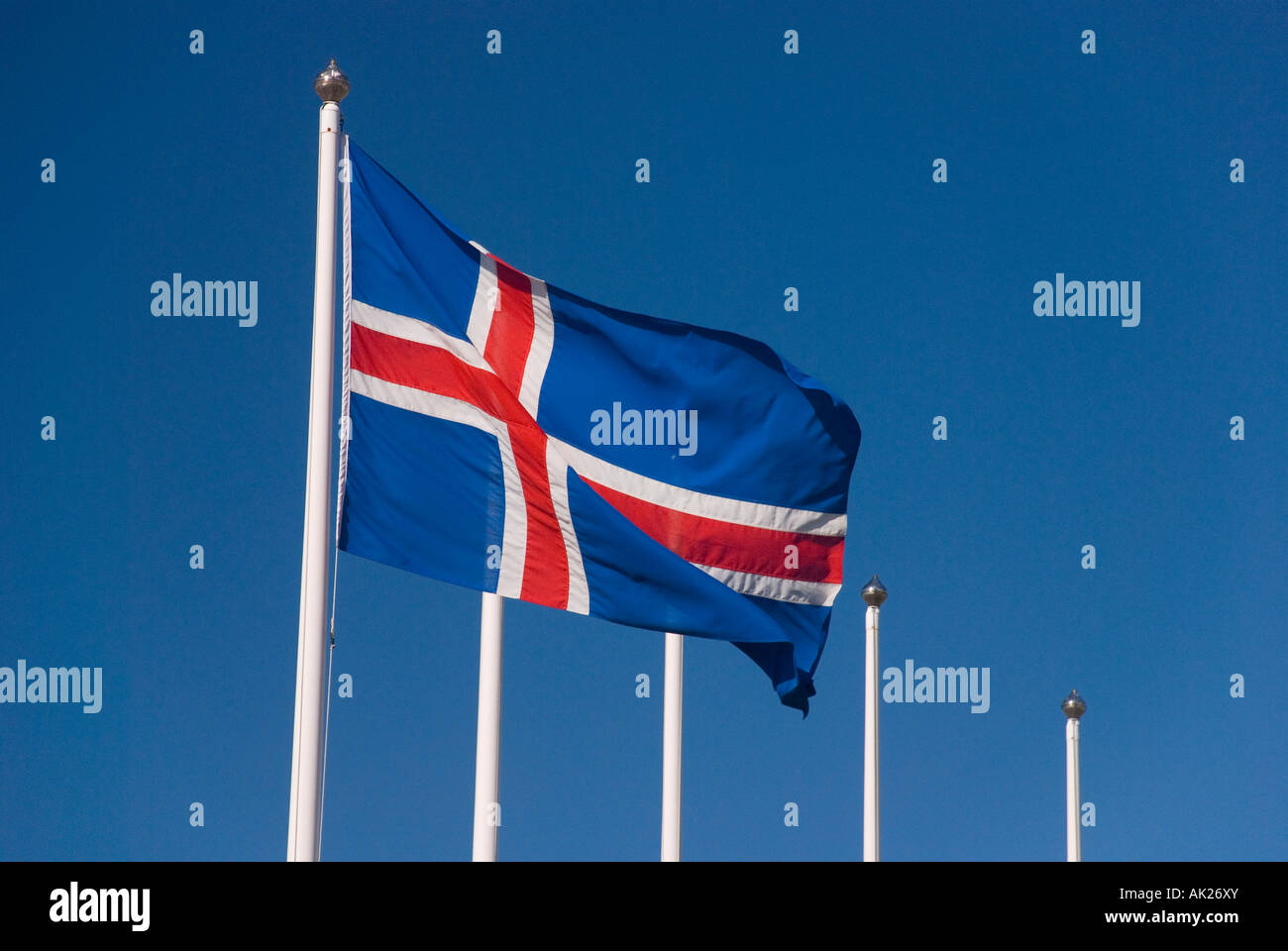 Le drapeau islandais de haut vol à Reykjavik Banque D'Images