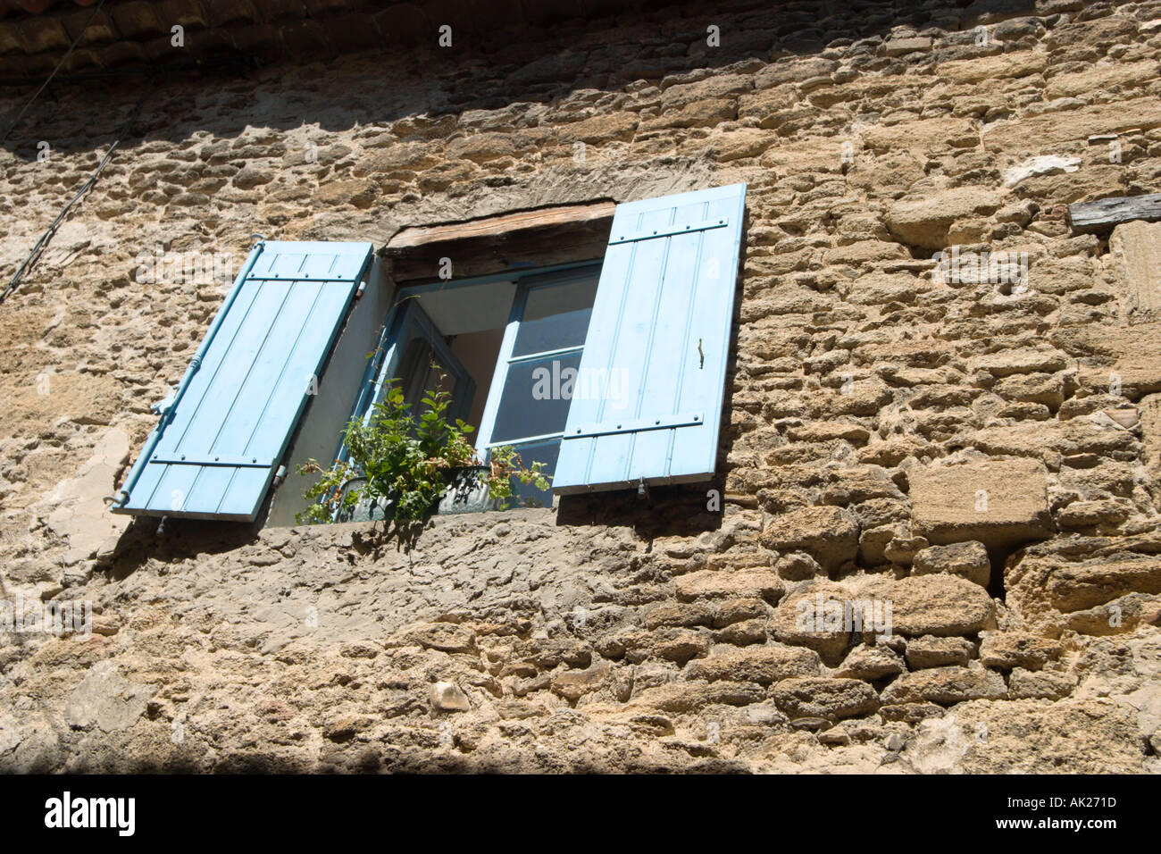 Fenêtre et volets sur une maison typique dans le centre de la ville de Chateauneuf du Pape, Provence, France Banque D'Images