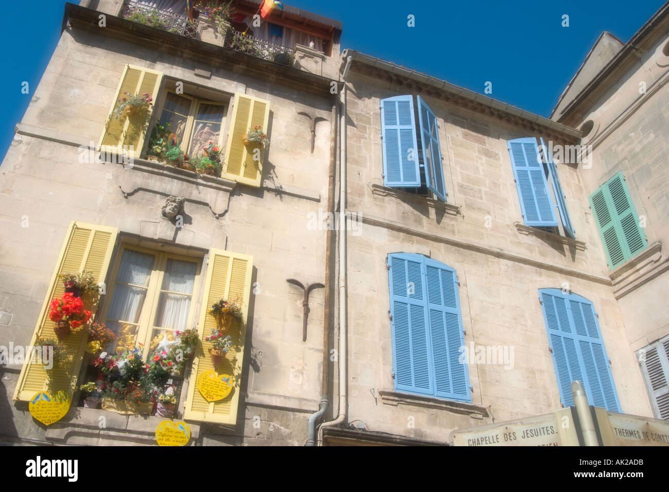 Soft focus shot de fenêtres à volets sur une vieille maison typique à Arles, Provence, France Banque D'Images