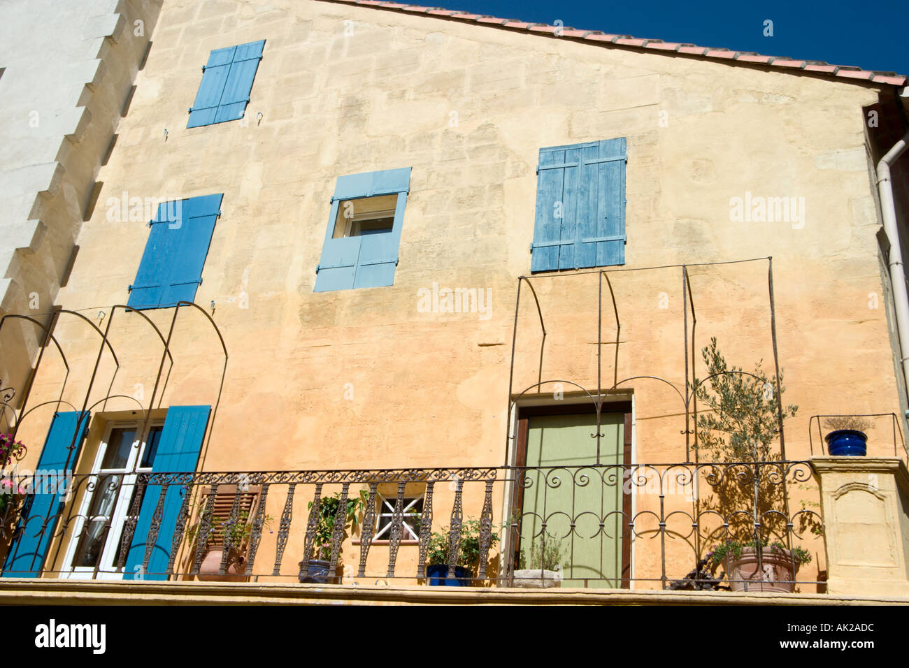 Des fenêtres à volets sur une vieille maison à Arles, Provence, France Banque D'Images