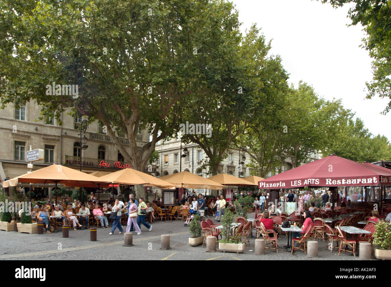 Cafés à la place de l'Horloge, Avignon, Provence, France Photo Stock - Alamy