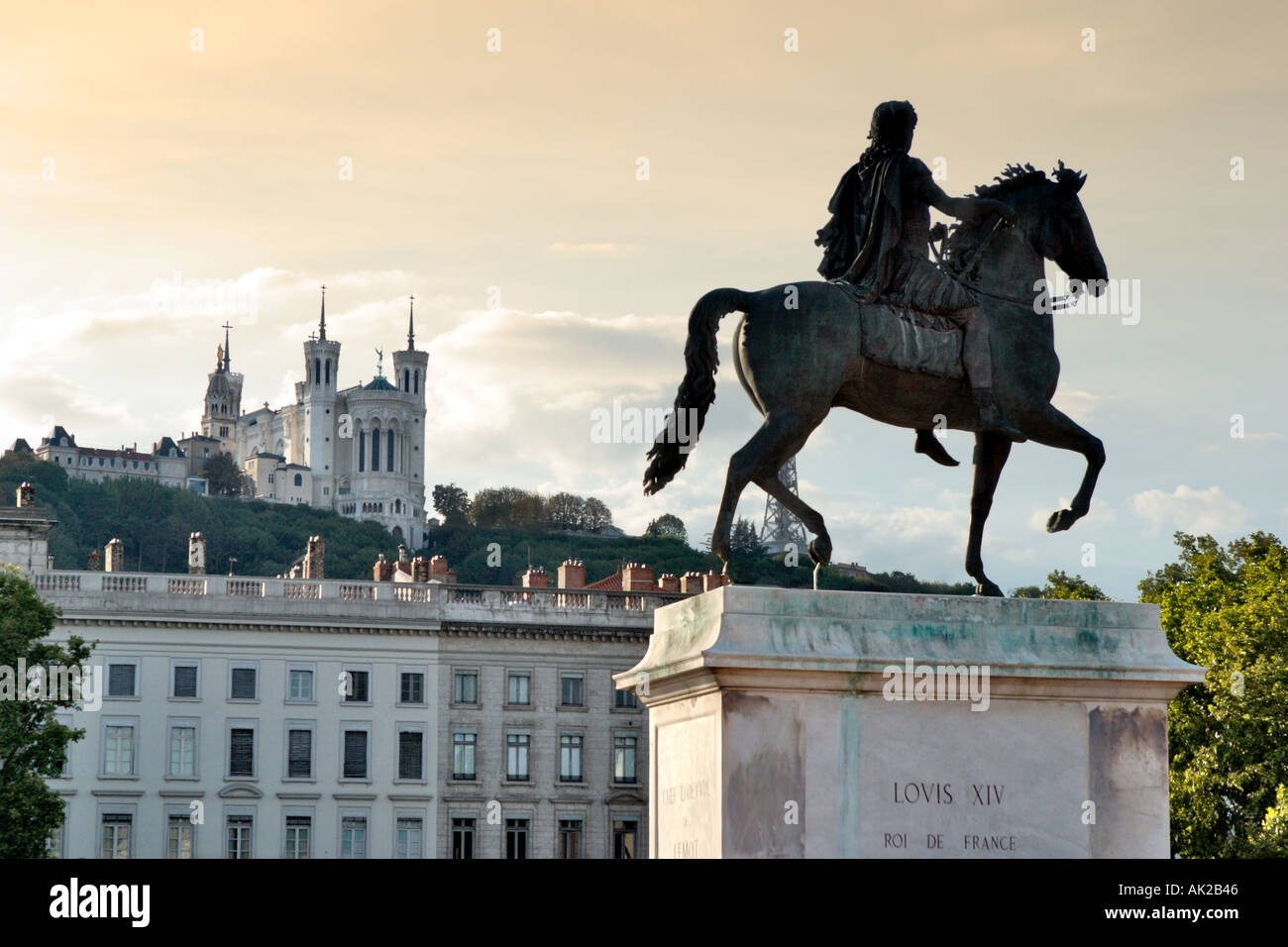Statue de Louis XIV avec Basilique Notre Dame de Fourvière, derrière la Place Bellecour, la Presqu'île, Lyon, vallée du Rhône, France Banque D'Images