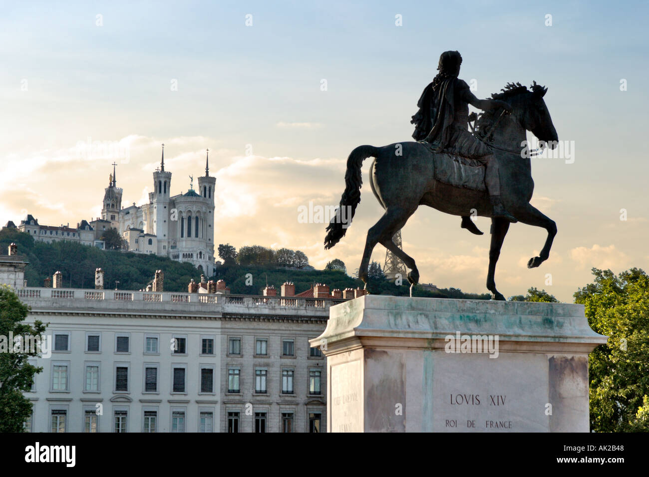 Statue de Louis XIV avec Basilique Notre Dame de Fourvière, derrière la Place Bellecour, la Presqu'île, Lyon, vallée du Rhône, France Banque D'Images