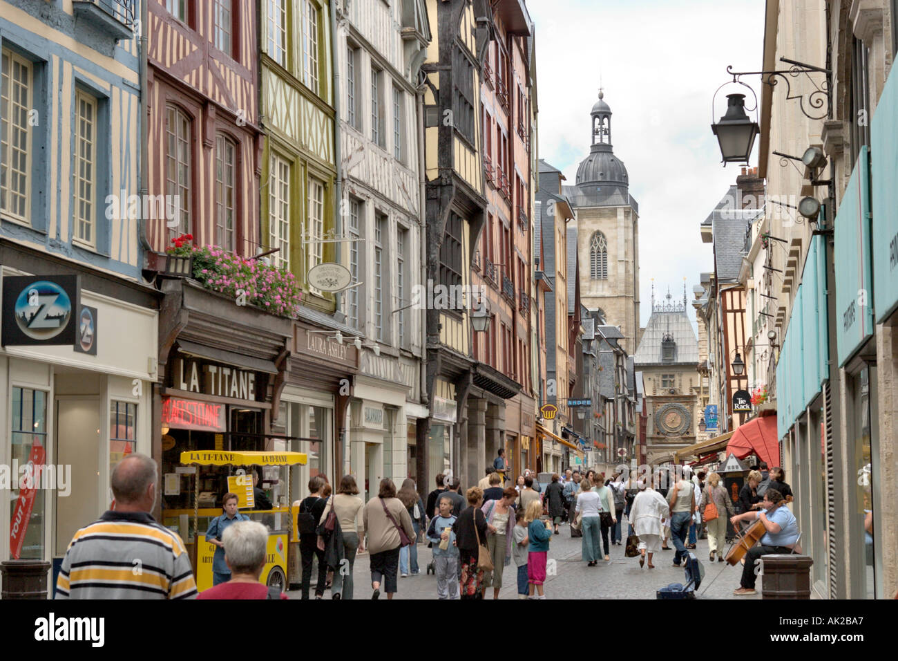Boutiques sur la Rue du Gros Horloge, Rouen, Normandie, France Photo Stock  - Alamy