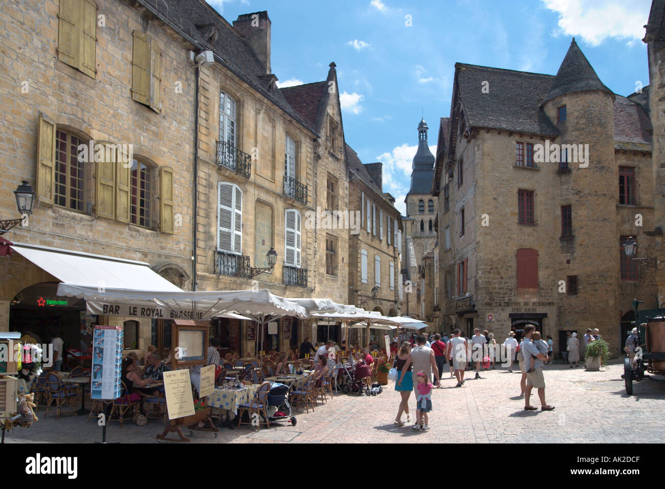 Place de la liberté dans le centre de la vieille ville, Sarlat, Périgord Noir, Dordogne, France Banque D'Images