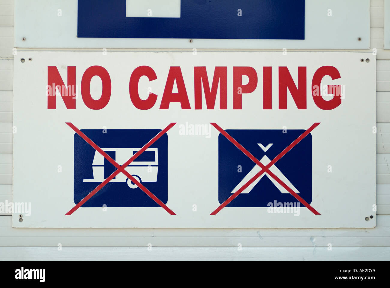 Close Up d'un signe indiquant que le camping n'est pas admis Banque D'Images