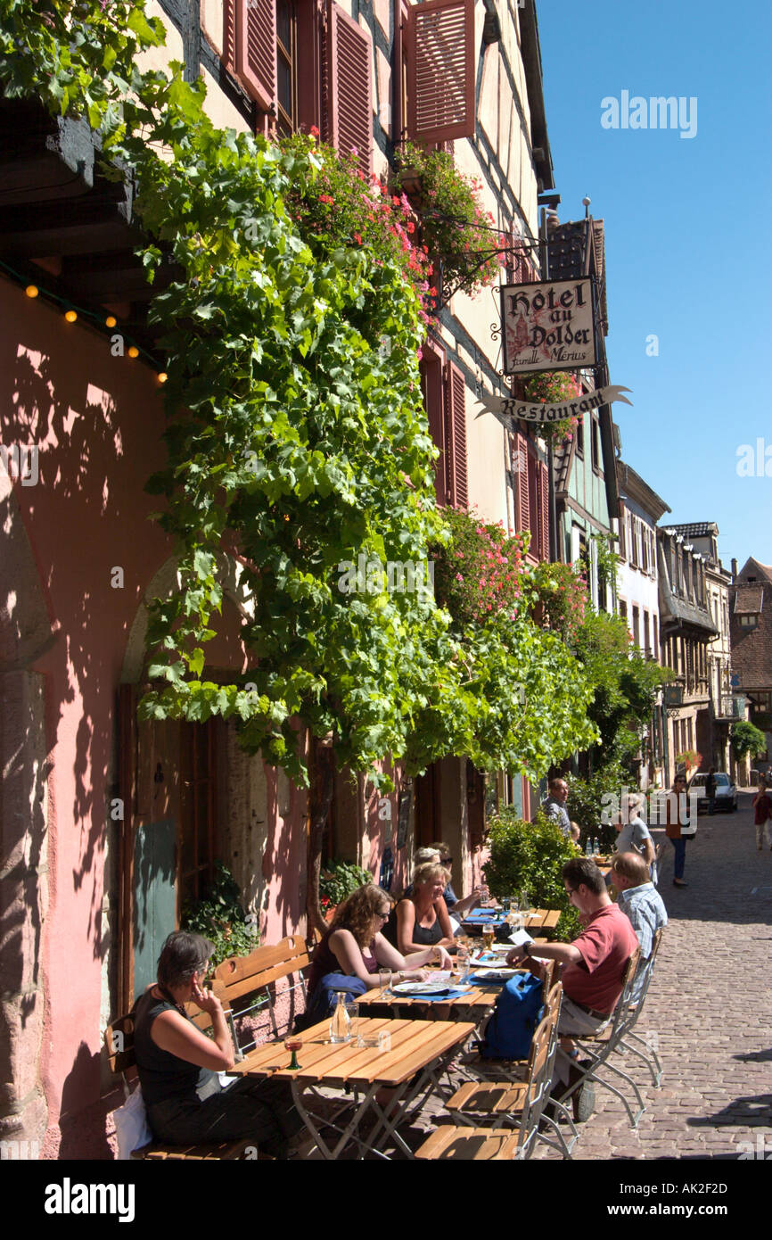 Restaurant dans le vieux centre ville, Riquewihr, Alsace, France Banque D'Images Restaurant dans le vieux centre ville, Riquewihr, Alsace, France Banque D'Images