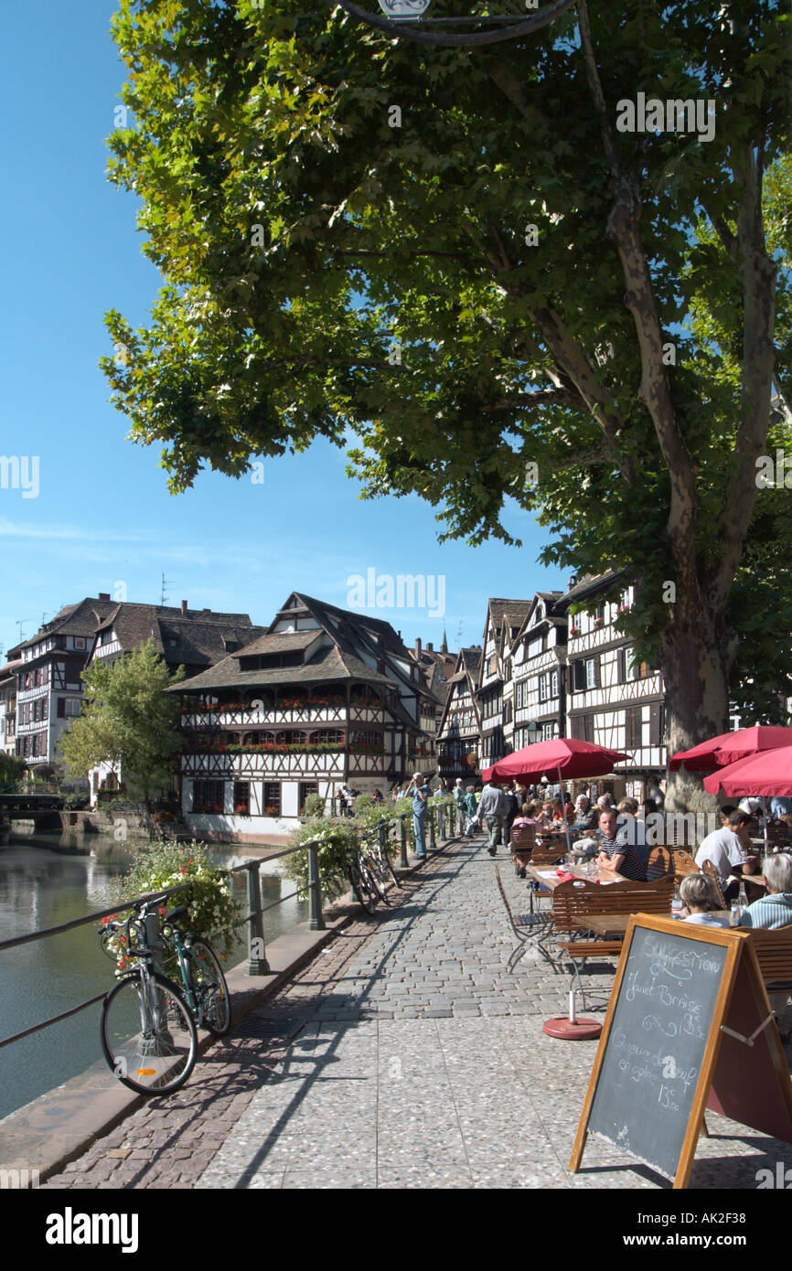 Strasbourg. Café avec terrasse sur les rives de l'Ill à la Petite France, à proximité du centre-ville, Strasbourg, Alsace, France Banque D'Images