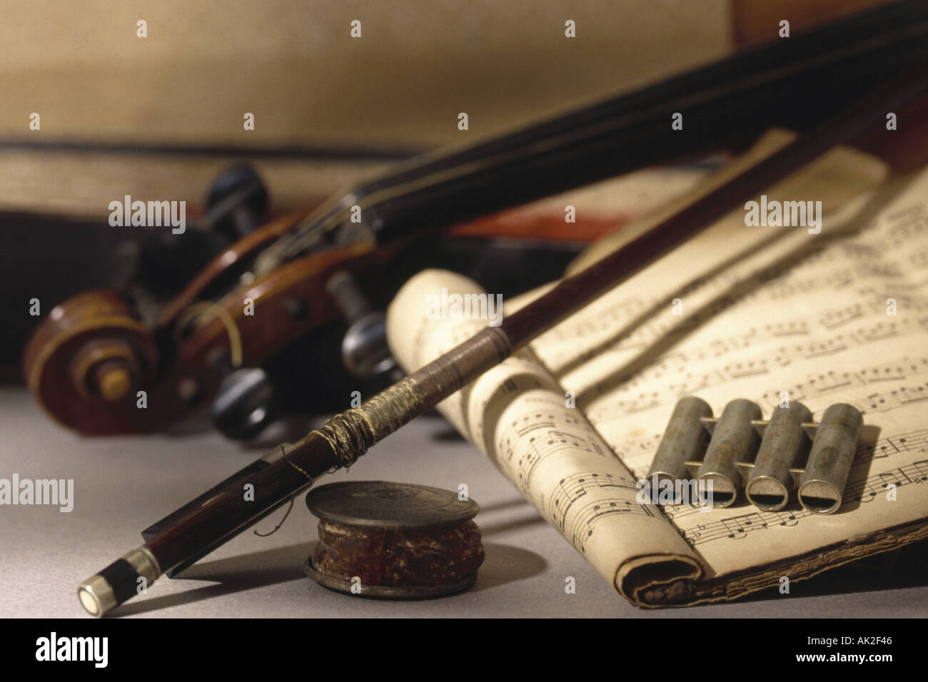 Archet de violon et partitions Banque D'Images