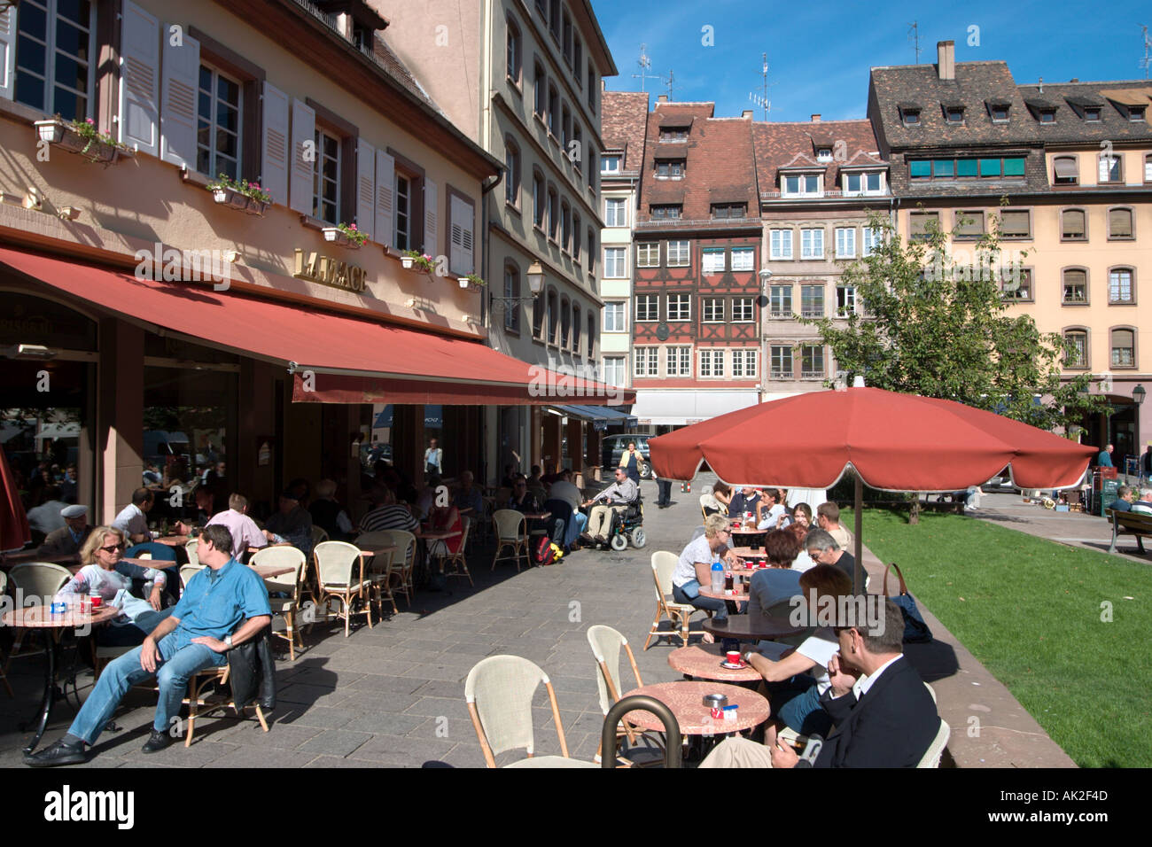 Café avec terrasse dans le centre-ville, Strasbourg, Alsace, France Banque D'Images