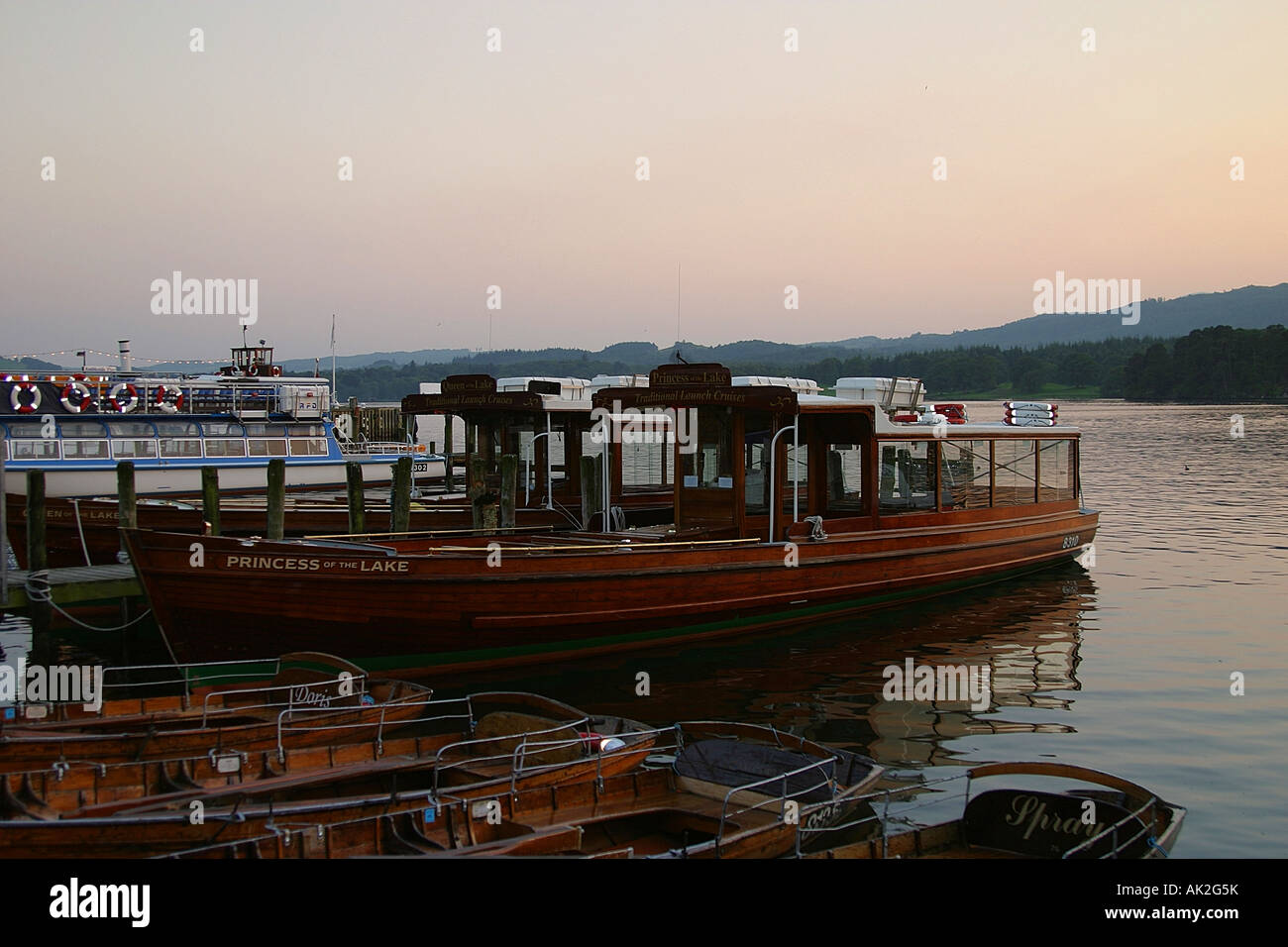 Bateaux sur l'eau, Derwent Keswick, Lake District, Angleterre Banque D'Images