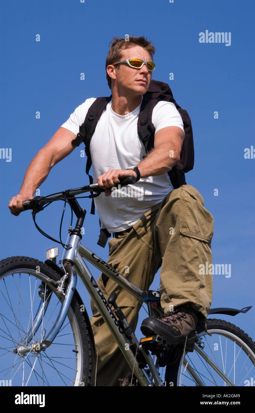 Man mountain biking Banque D'Images
