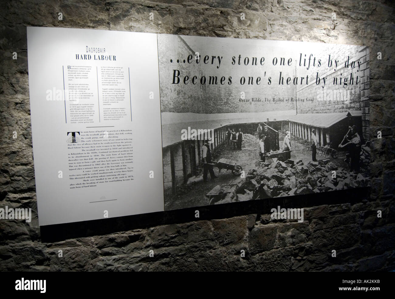 Irlande Dublin Kilmainham Jail Museum Panneau D Interpretation En Irlandais Et En Anglais Oscar Wilde Citation Photo Stock Alamy