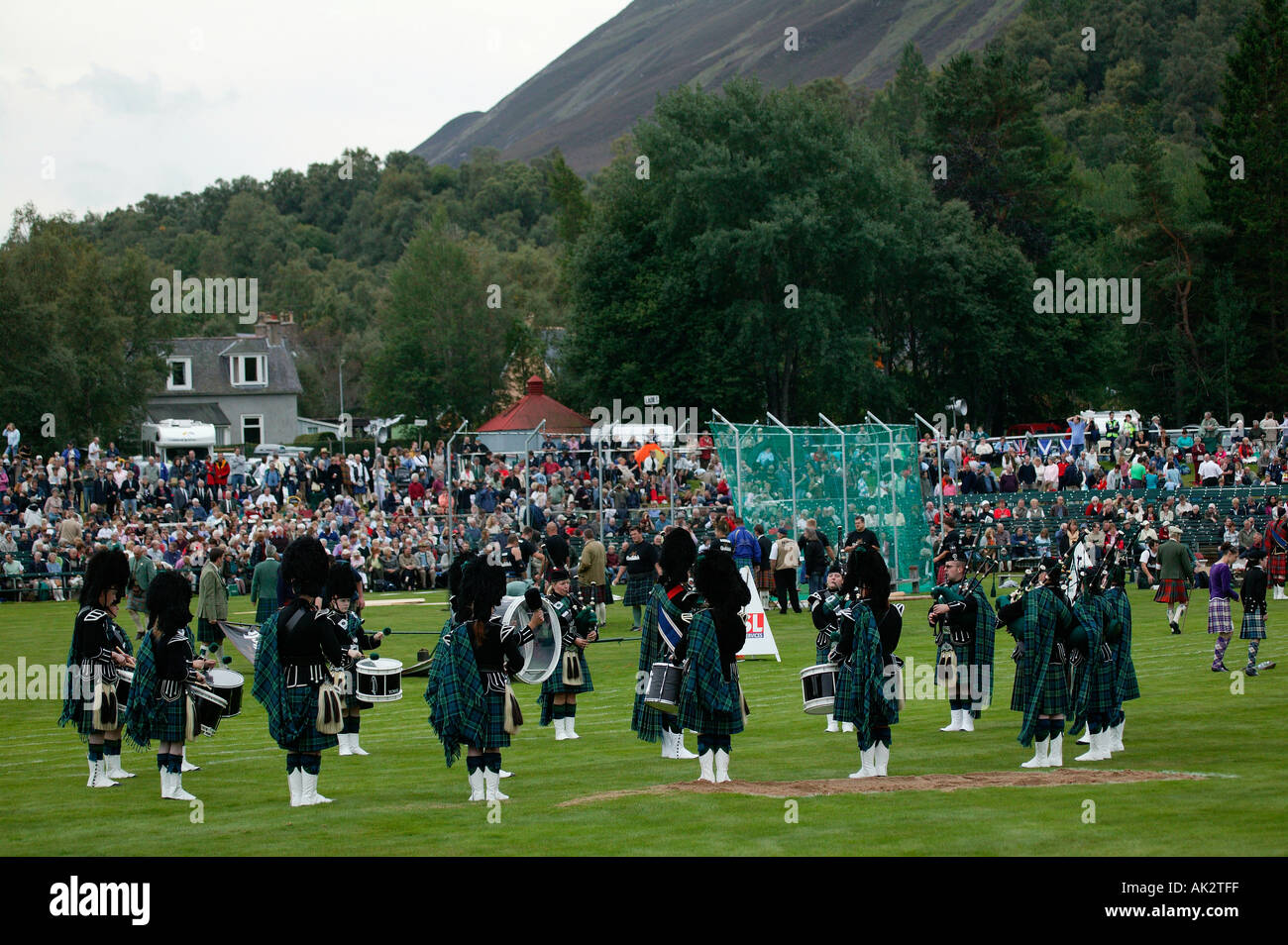 Collecte de Braemar Highland Games cornemuses défilent avec en arrière-plan de l'auditoire Banque D'Images