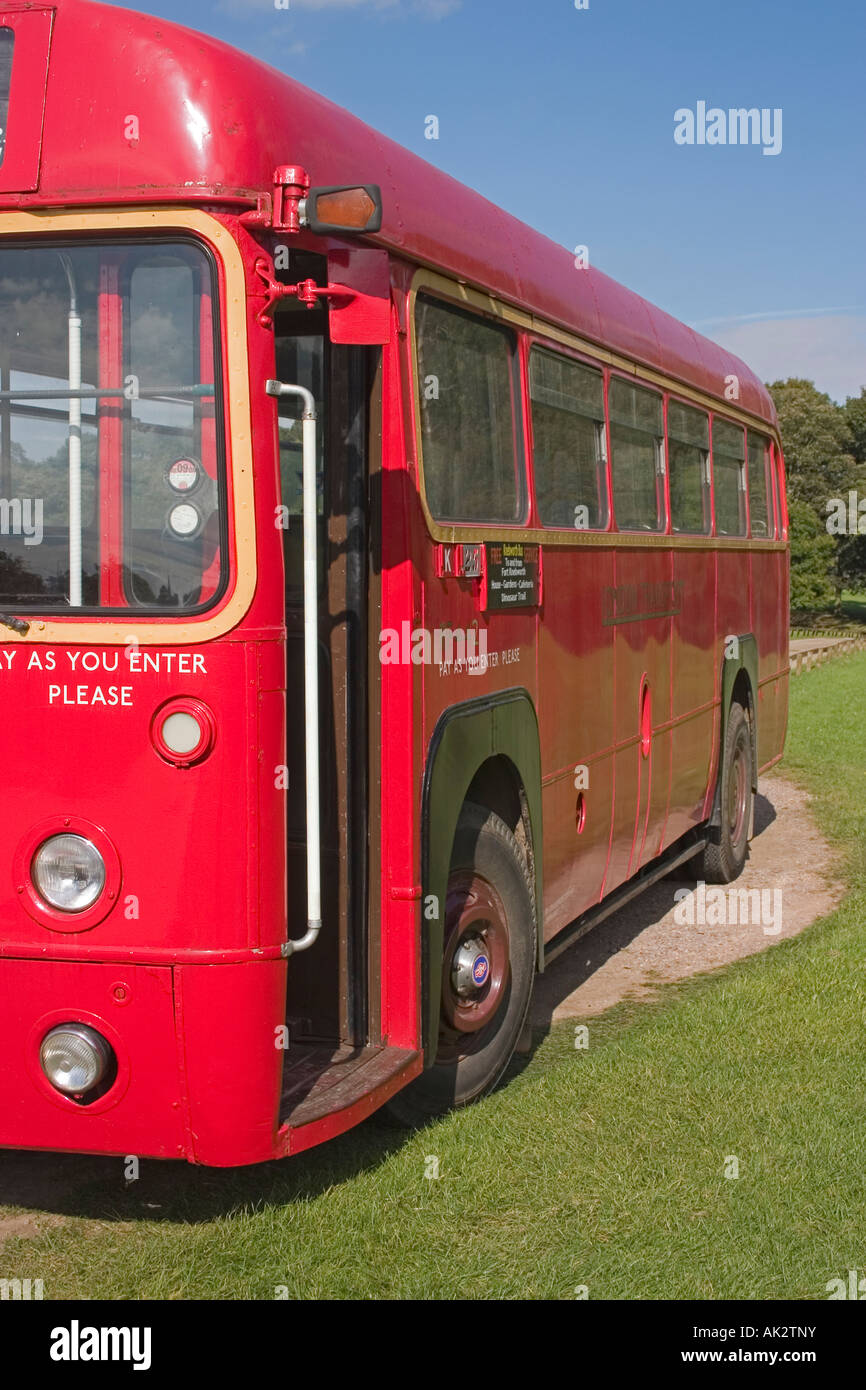 London bus unique rouge garée à Knebworth House, Knebworth, Angleterre par un beau jour ensoleillé d'été. Banque D'Images