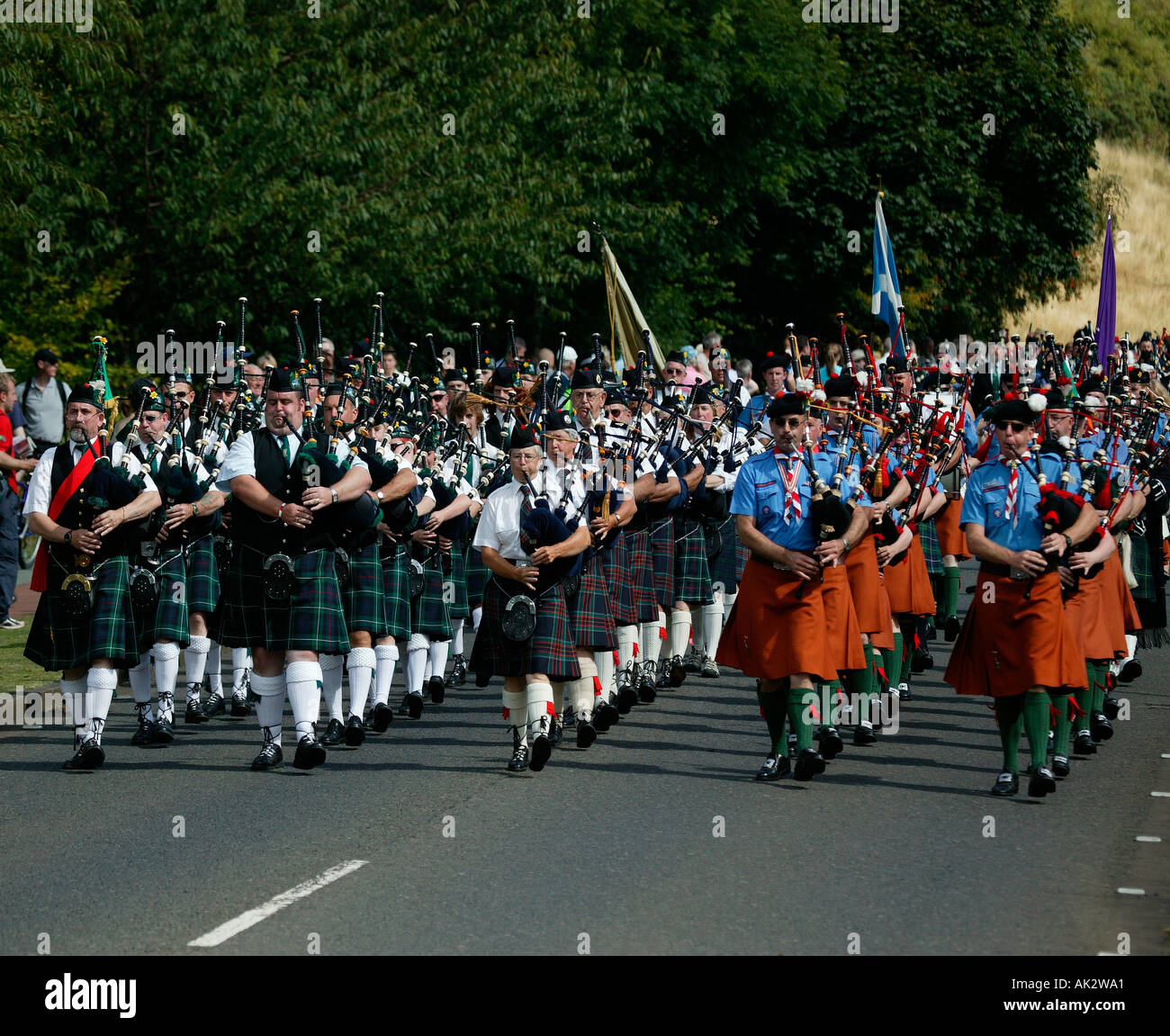 Marching Pipe Band effectuant au cours Pipefest 2005, Holyrood Park, Édimbourg, Écosse Banque D'Images
