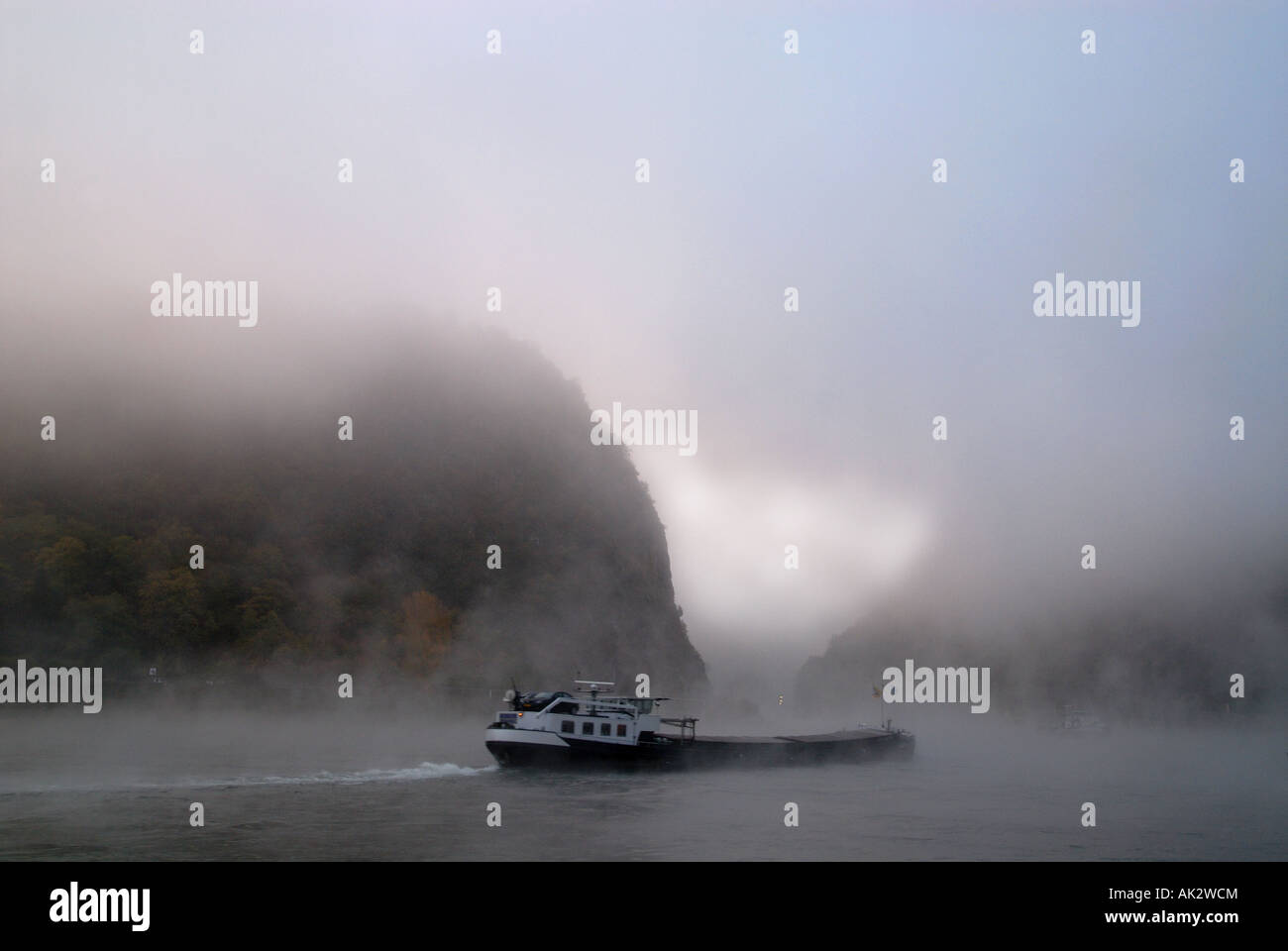Loreley rock légendaire passage du chaland dans le brouillard, la vallée du Rhin, Allemagne Banque D'Images