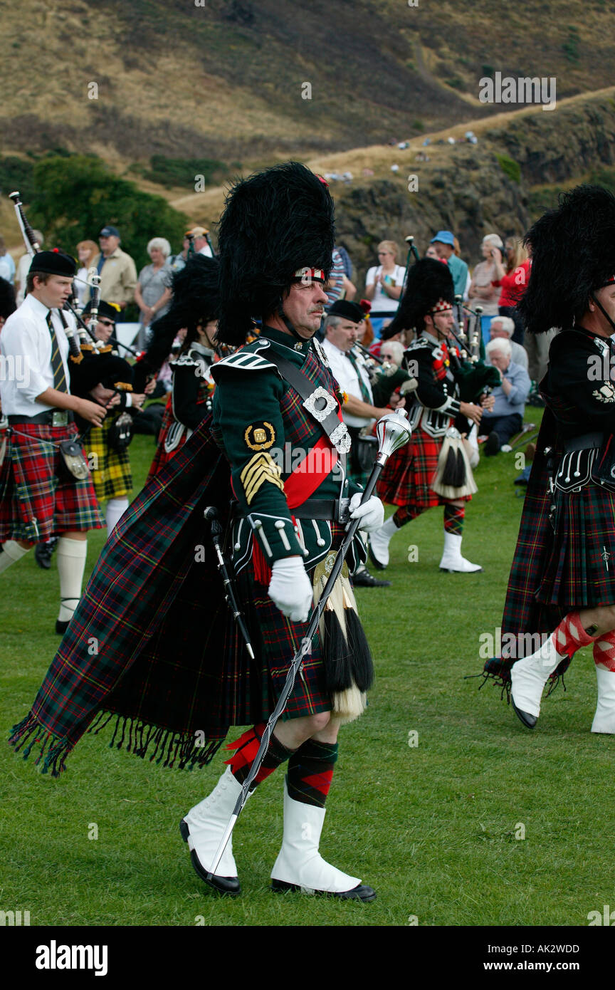 Marching Pipe Band effectuant au cours Pipefest 2005, Holyrood Park, Édimbourg, Écosse Banque D'Images