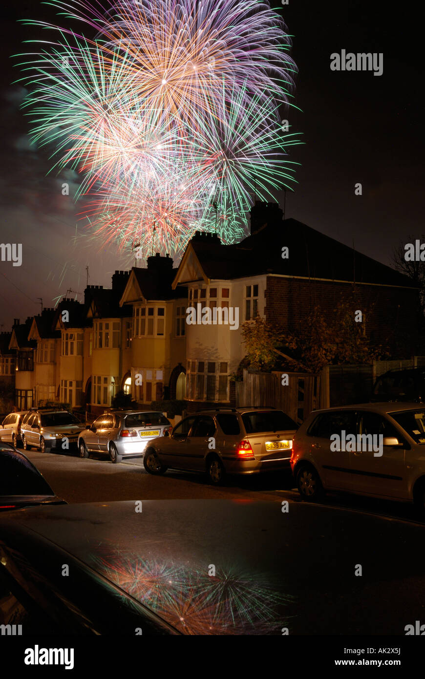 Explosion de couleurs avec Fireworks RANGÉE DE MAISONS À LONDRES LA NUIT Banque D'Images