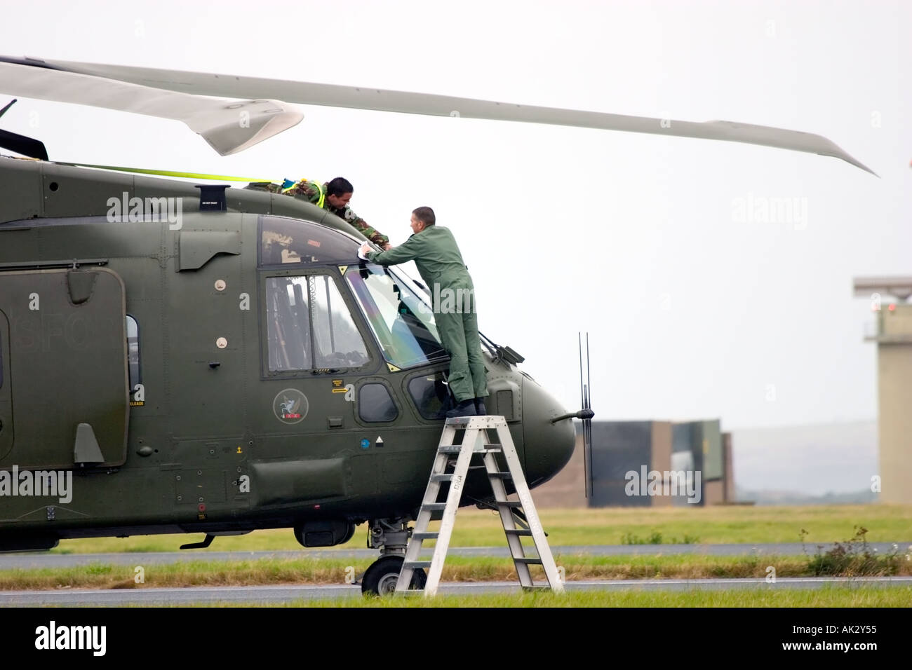 Agusta Westland RAF hélicoptère Merlin HC3 No 28 les membres de l'équipe de maintenance de l'Escadron de pare-brise propre avant le décollage Banque D'Images