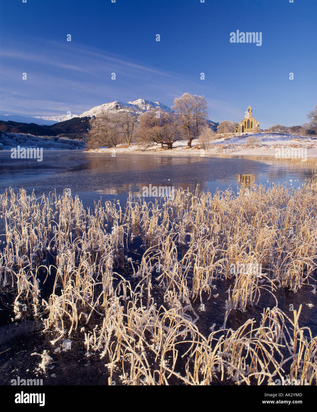 L'Écosse, Stirling, les Trossachs, près de Brig o Turk, Loch Achray, Ben lieu et les Trossachs Kirk Banque D'Images