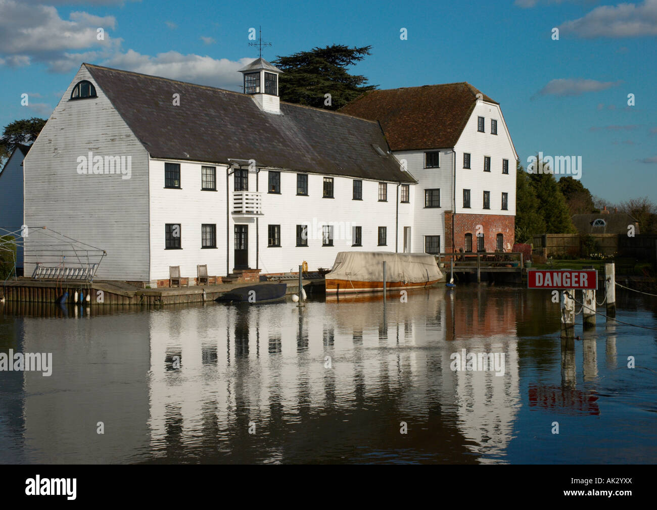 C'est l'ancien moulin à eau moulin à appartements maintenant fin, près de Hambleden, Buckinghamshire, England, UK Banque D'Images