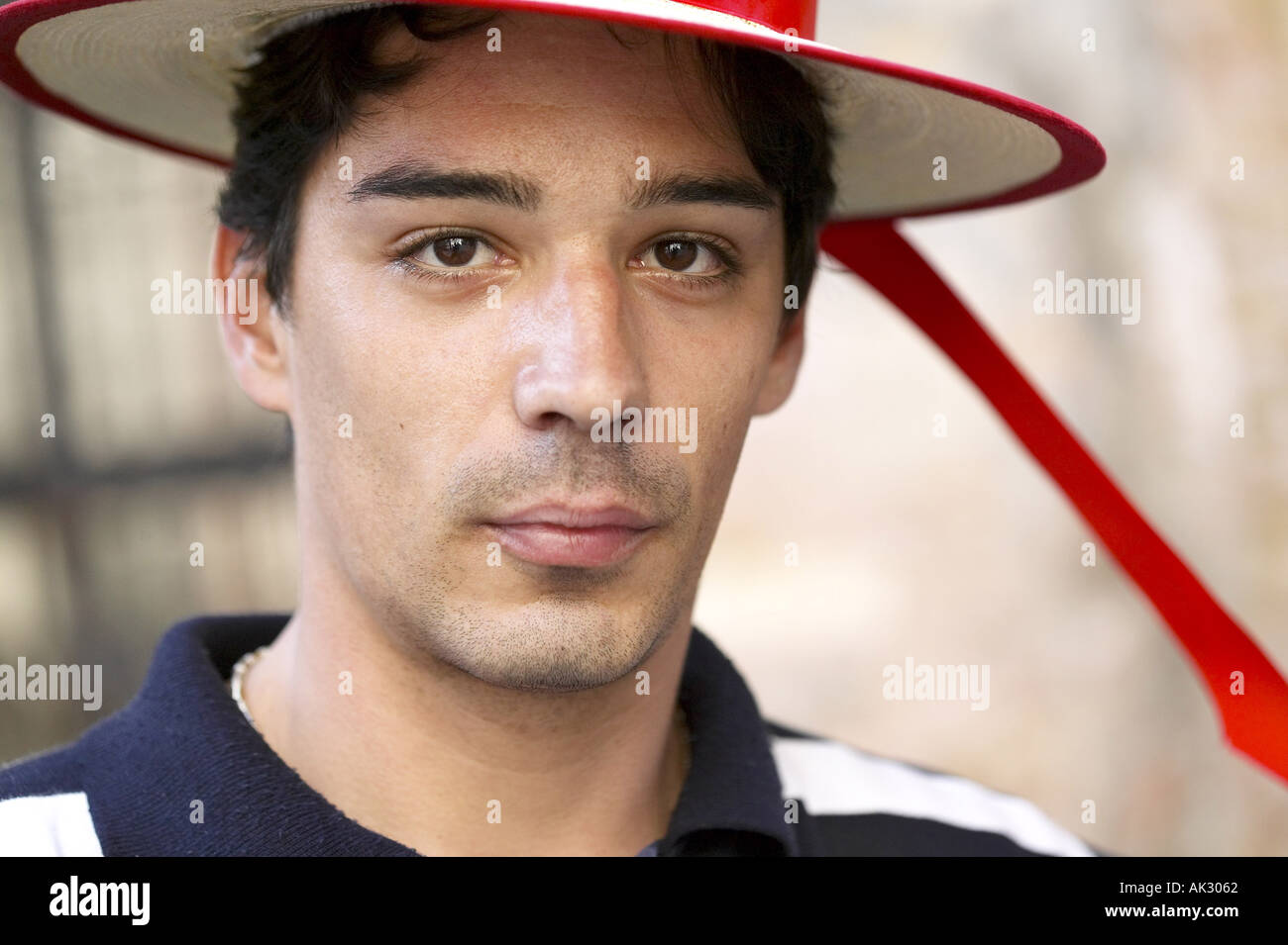 Serious man wearing hat avec garniture rouge uid 1433791 Banque D'Images