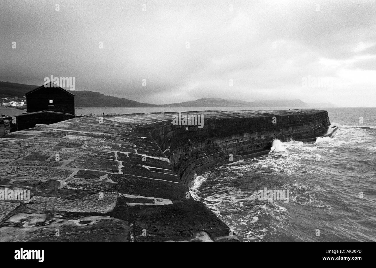 Une image de la cobb à Lyme Regis sur un jour de tempête. Banque D'Images