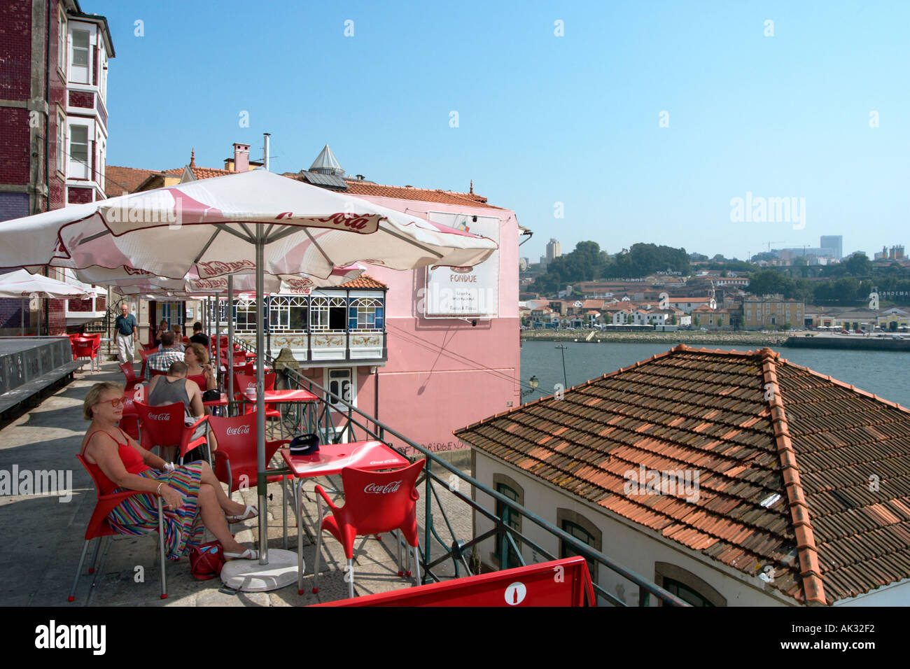 Cafe 0verlooking la rivière Douro, Porto (Porto), Portugal Banque D'Images