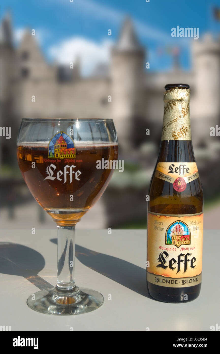 Une bouteille et un verre de Leffe bière belge, Anvers, Belgique Banque D'Images
