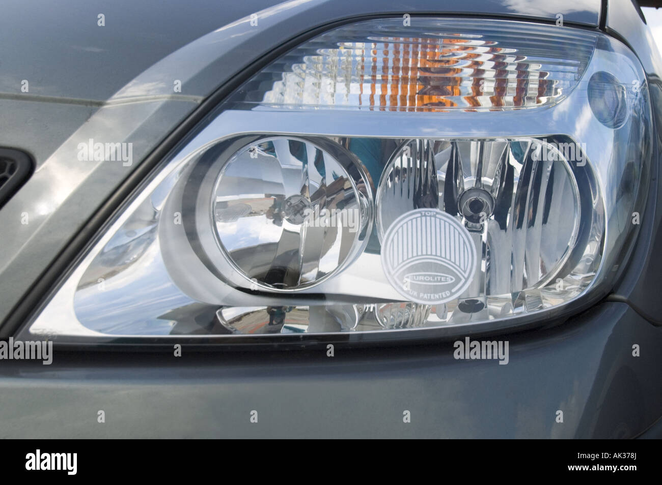 Convertisseur phare obligatoire requis sur la voiture d'entraînement de droite pour la conduite sur l'Europe continentale. Banque D'Images