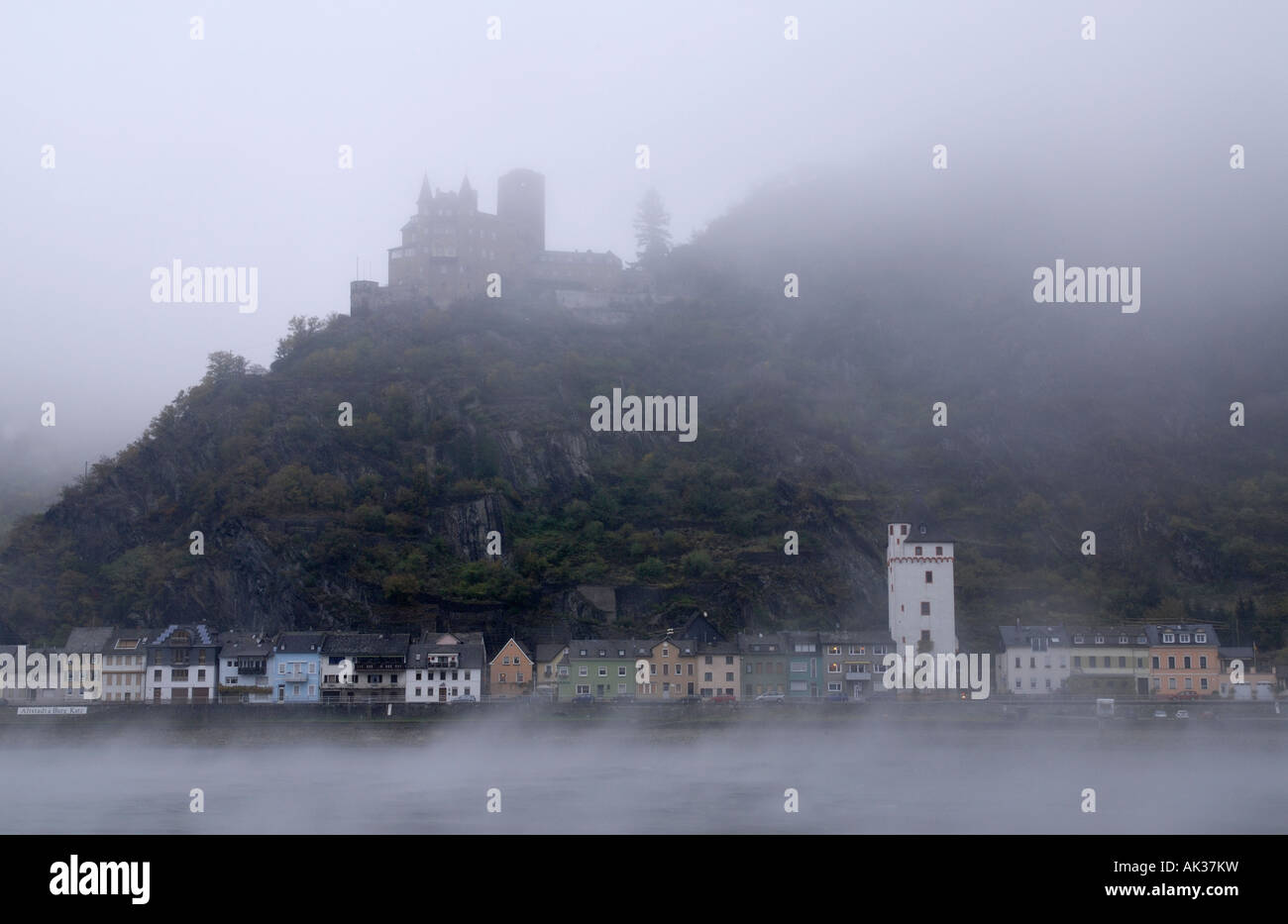 St Goarshausen dans le brouillard avec Burg Katz château, vallée du Rhin, Allemagne Banque D'Images