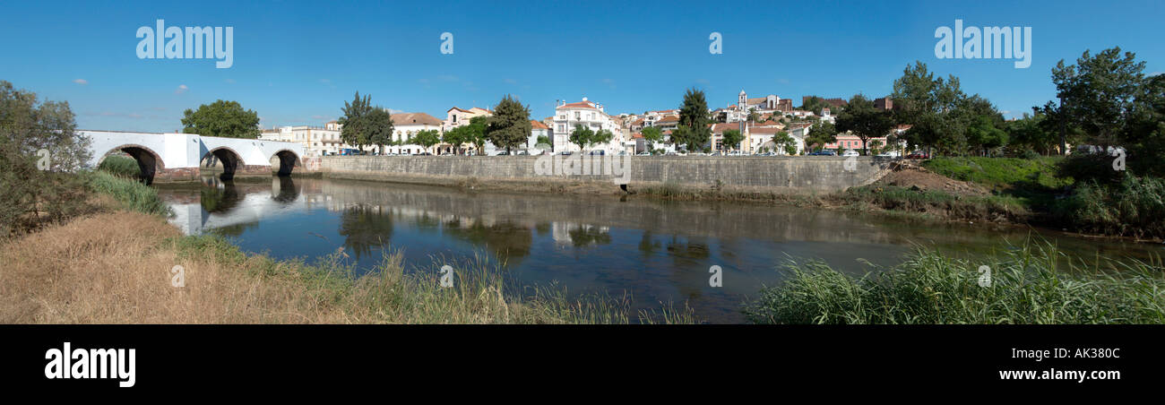 Vue panoramique de la rivière Arade et Ponte Romana avec la ville de Silves Algarve Portugal.derrière, Banque D'Images