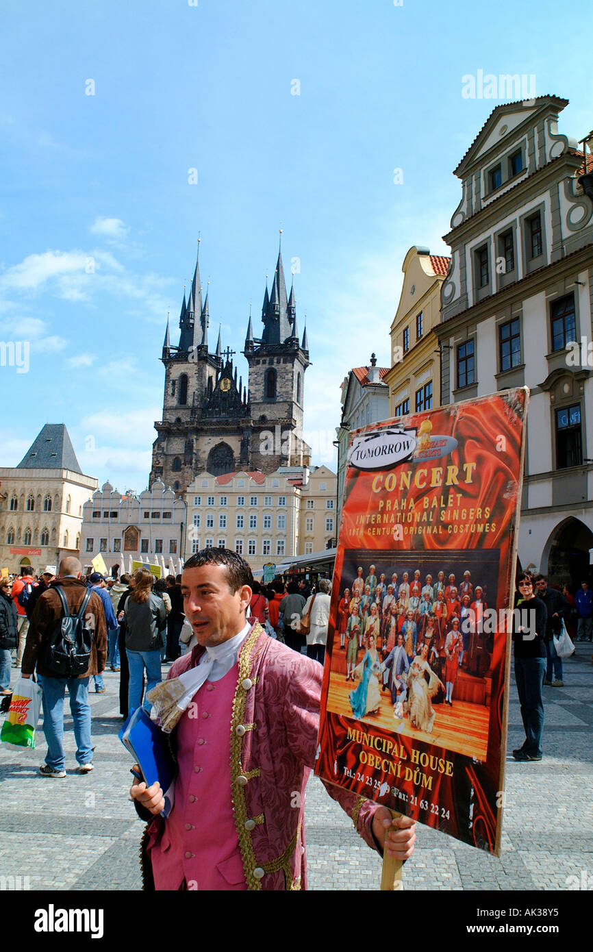 Homme en costume tenant un panneau publicitaire pour un concert Mozart, la place Venceslas, Prague, République tchèque Banque D'Images