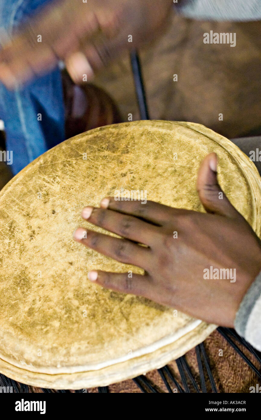 Les mains dans un atelier de percussions africaines Banque D'Images