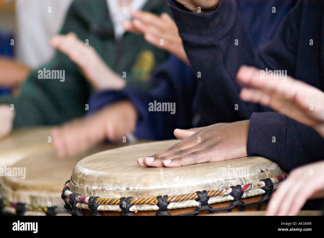 Les mains dans un atelier de percussions africaines Banque D'Images